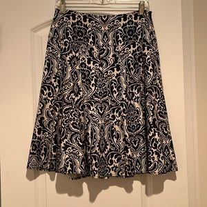 Ann Taylor black/cream print skirt. Size 4